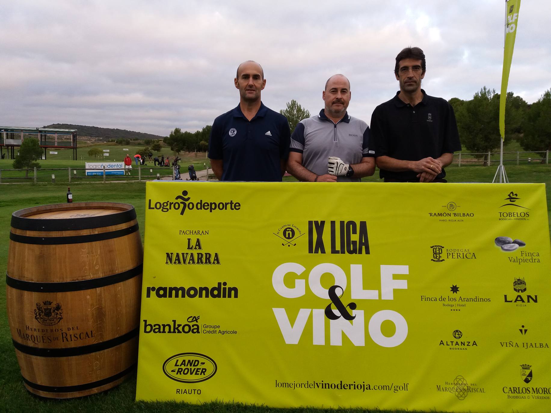 Los jugadores posan en el punto de salida antes del comienzo del Torneo Marqués de Riscal, de la Liga de Golf y Vino, de lomejordelvinoderioja.com.