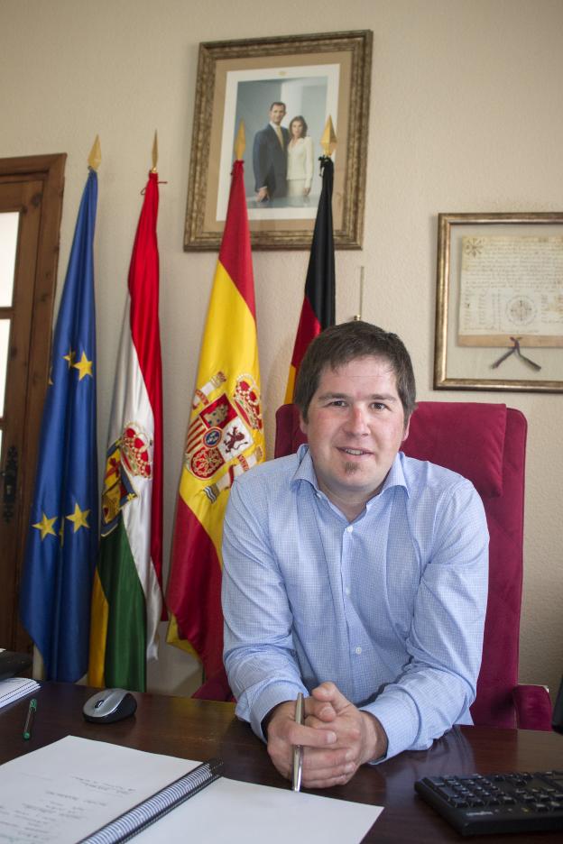 Javier Ruiz, en su despacho de la Alcaldía de Santo Domingo de la Calzada. :: albo