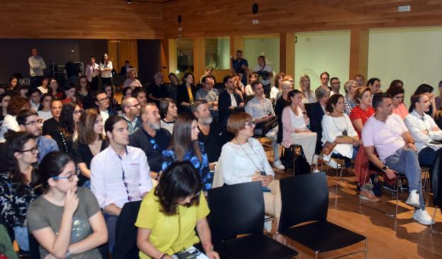 El público asistente a la conferencia en el Espacio Lagares de Logroño. 