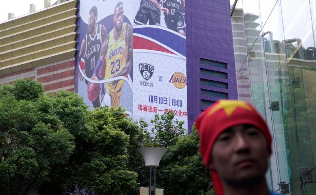 Cartel promocional en Shanghái de un partido pretemporada entre Lakers y Nets.