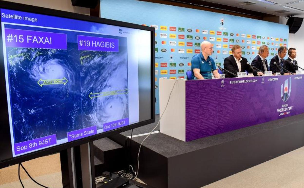 Los responsables del Mundial de Japón 2019 explican la situación al lado de una pantalla que muestra la evolución del tifón.