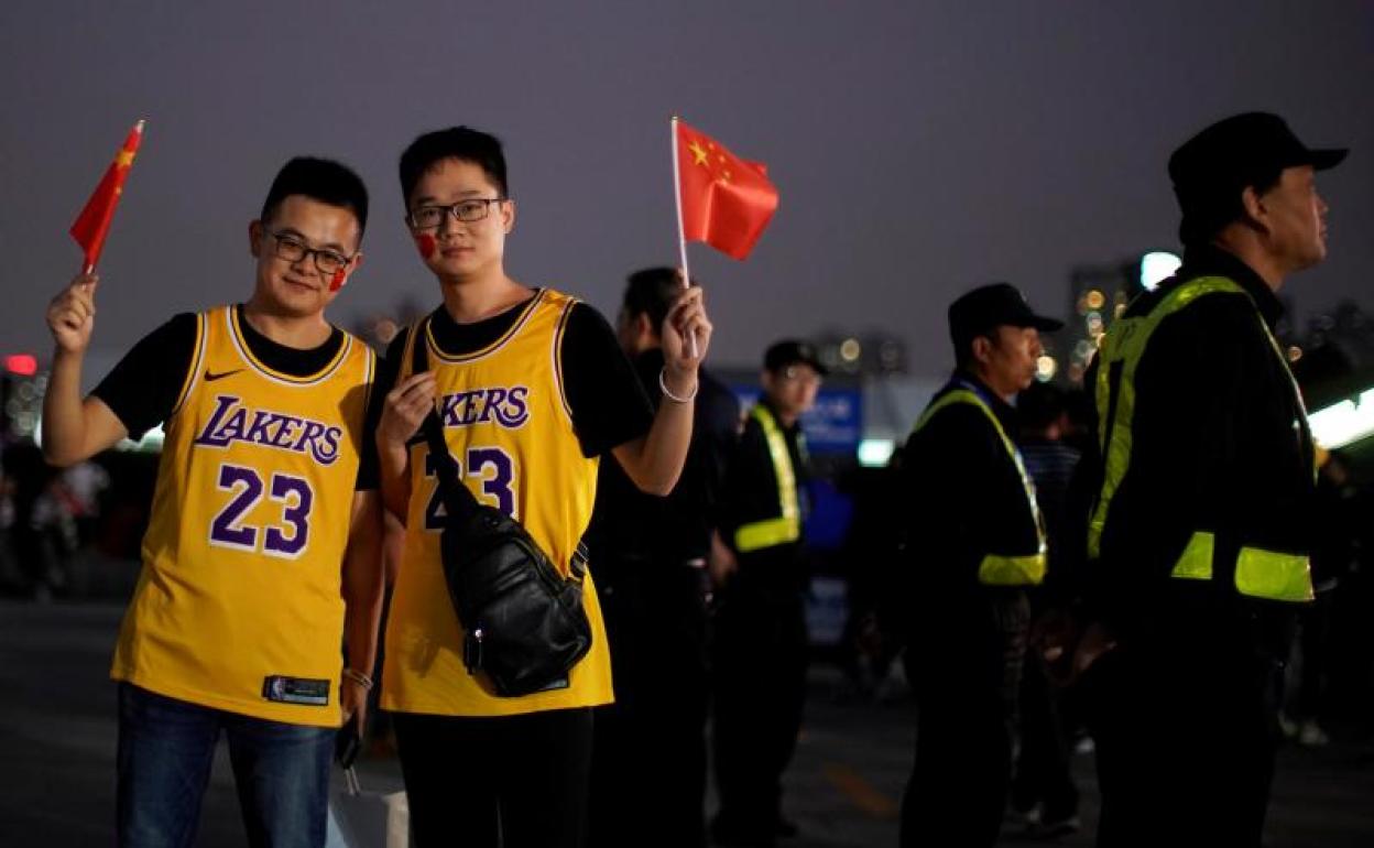 Dos aficionados de los Lakers, antes del partido.