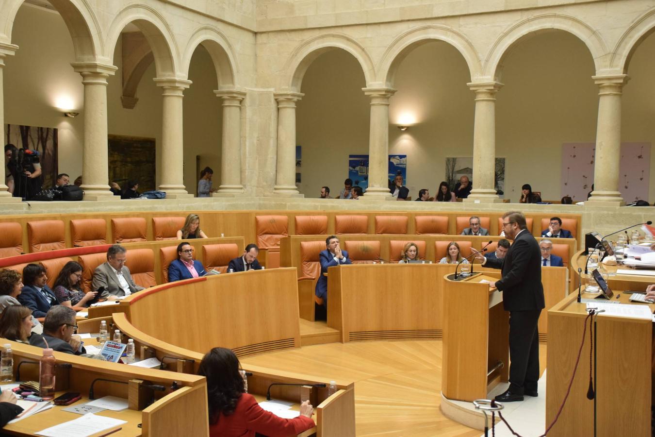 Sesión plenaria en el Parlamento de La Rioja. 