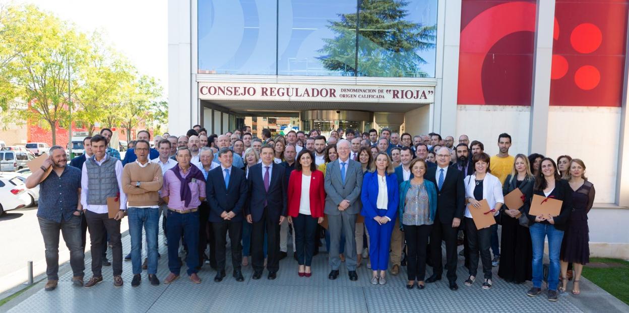 El ministro Luis Planas, con el presidente del Consejo Regulador, Fernando Salamero; la presidenta del Gobierno riojano, Concha Andreu; el delegado del Gobierno, José Ignacio Pérez; y viticultores y bodegueros propietarios de los primeros 84 viñedos singulares de Rioja