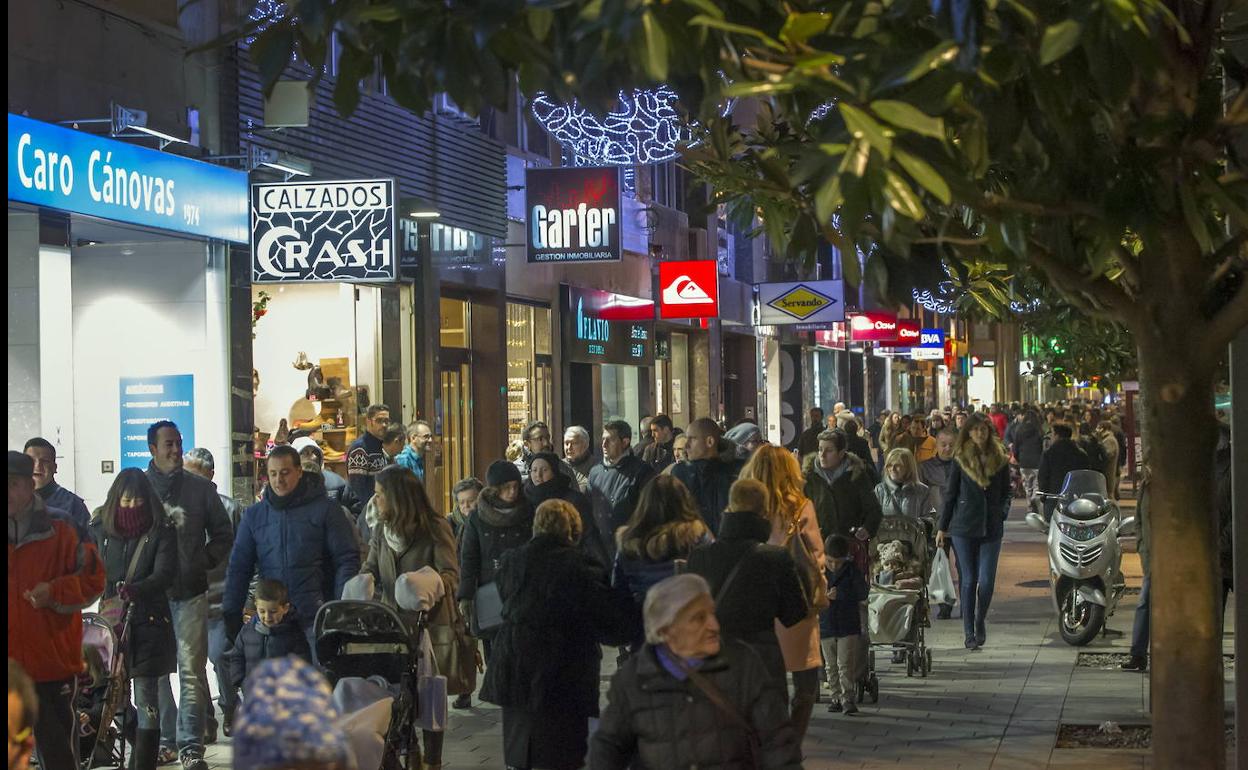 Gente paseando delante de varios comercios logroñeses