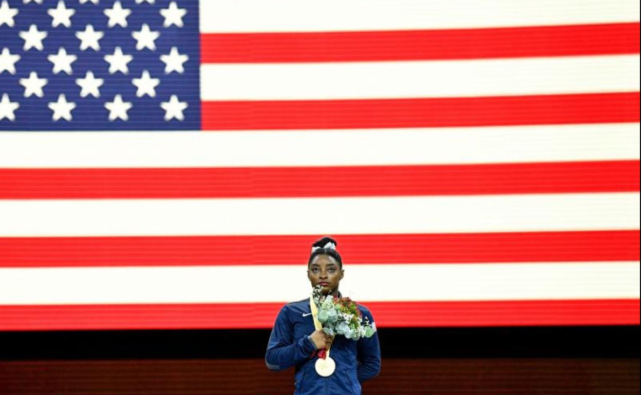 Simone Biles posa con su oro mundial en salto.