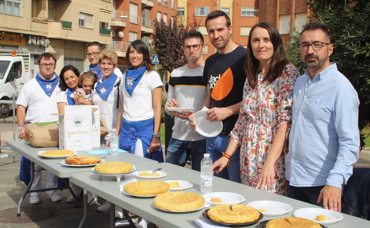 El alcalde, concejales y miembros de la peña San Marcial.