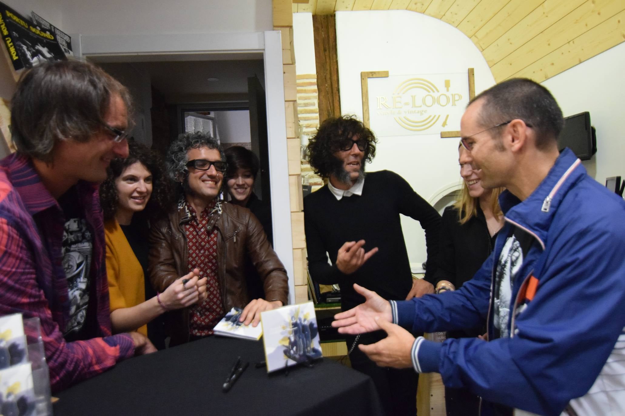 El acto ha incluido un concierto y una firma de discos. 