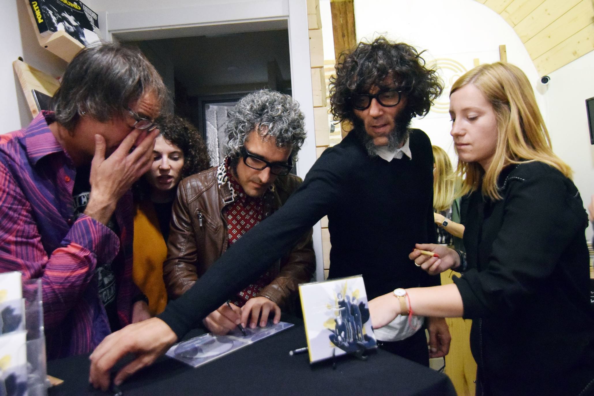 El acto ha incluido un concierto y una firma de discos. 