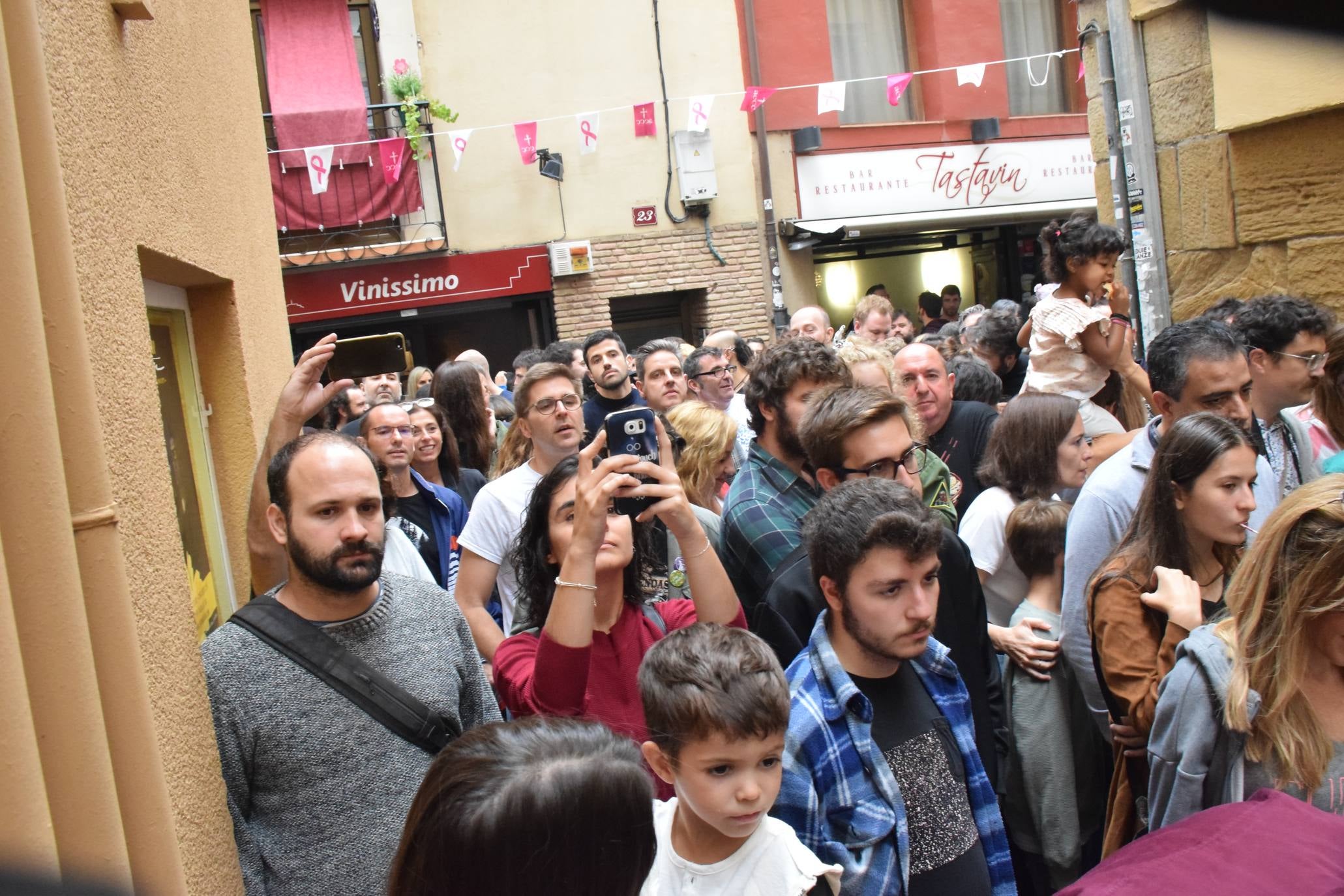 El acto ha incluido un concierto y una firma de discos. 