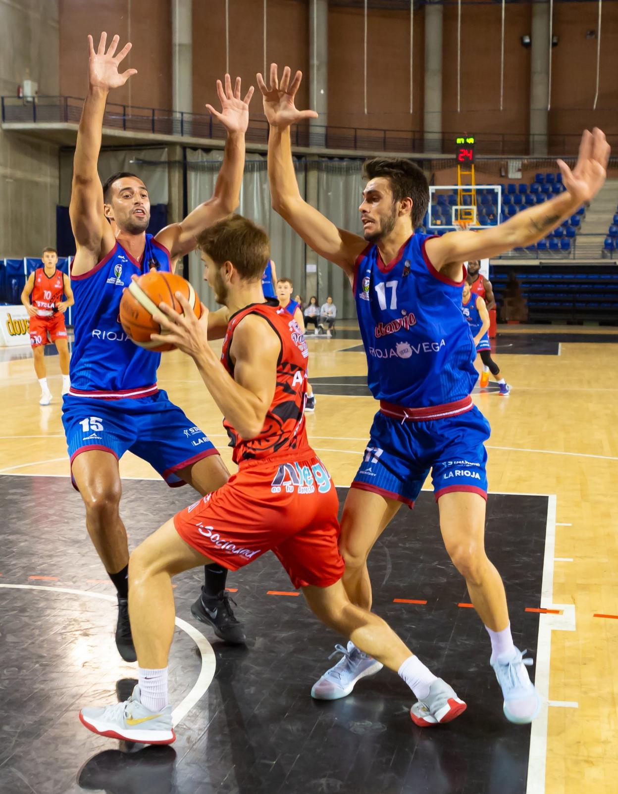 Álvarez y Manchón, en tareas defensivas.