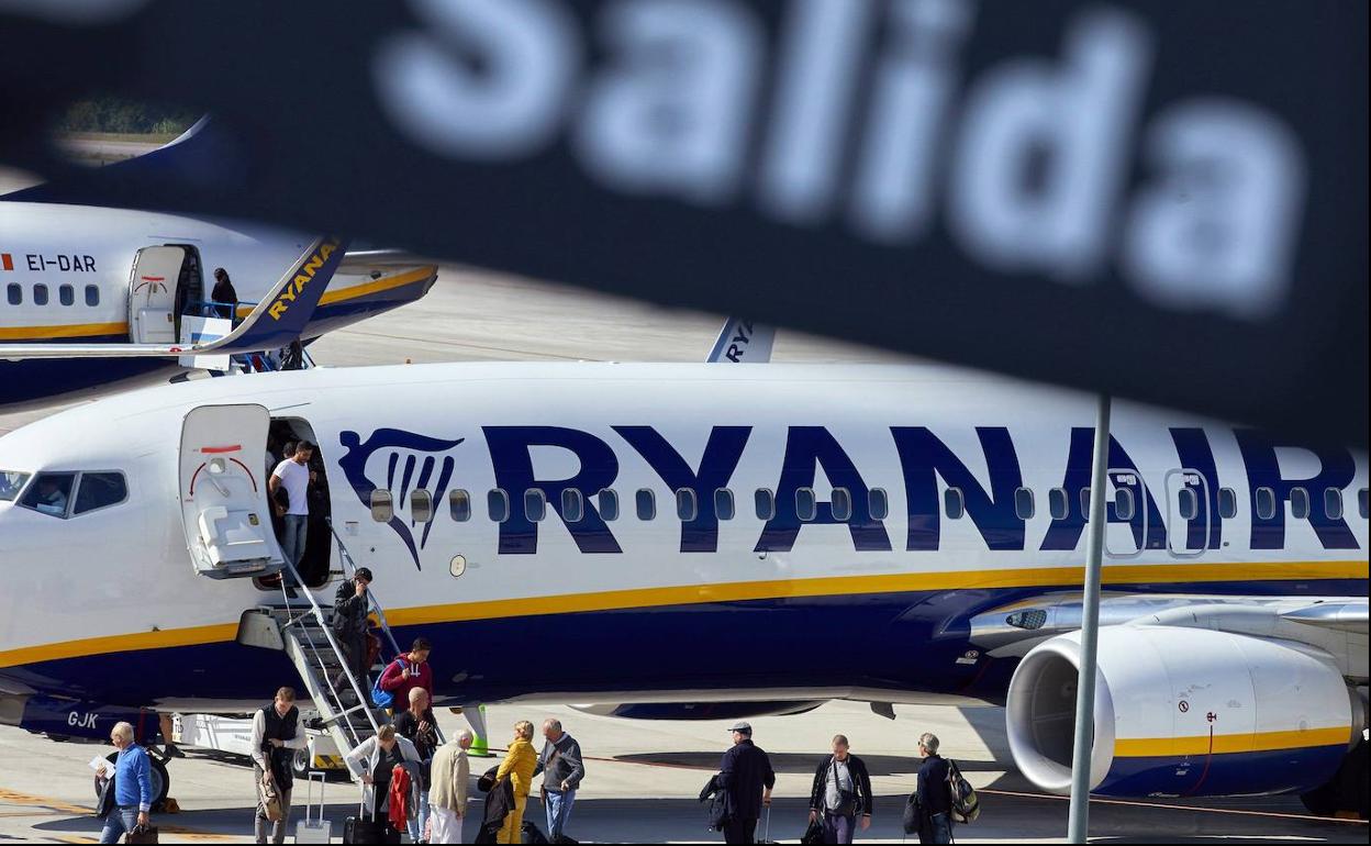 Pasajeros saliendo de un avión de Ryanair.