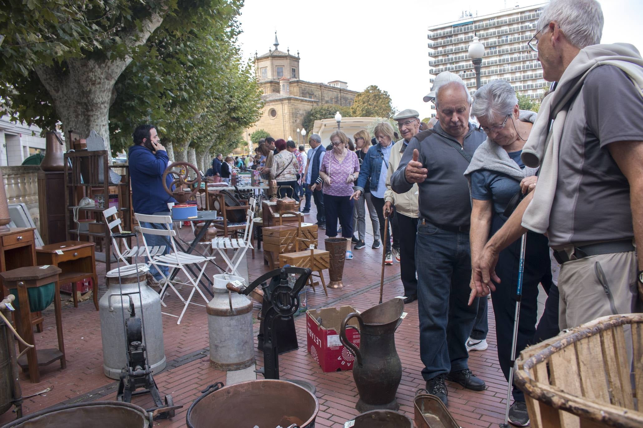 Una veintena de anticuarios ha participado en la iniciativa, que ha tenido lugar en los jardines de la Vega.