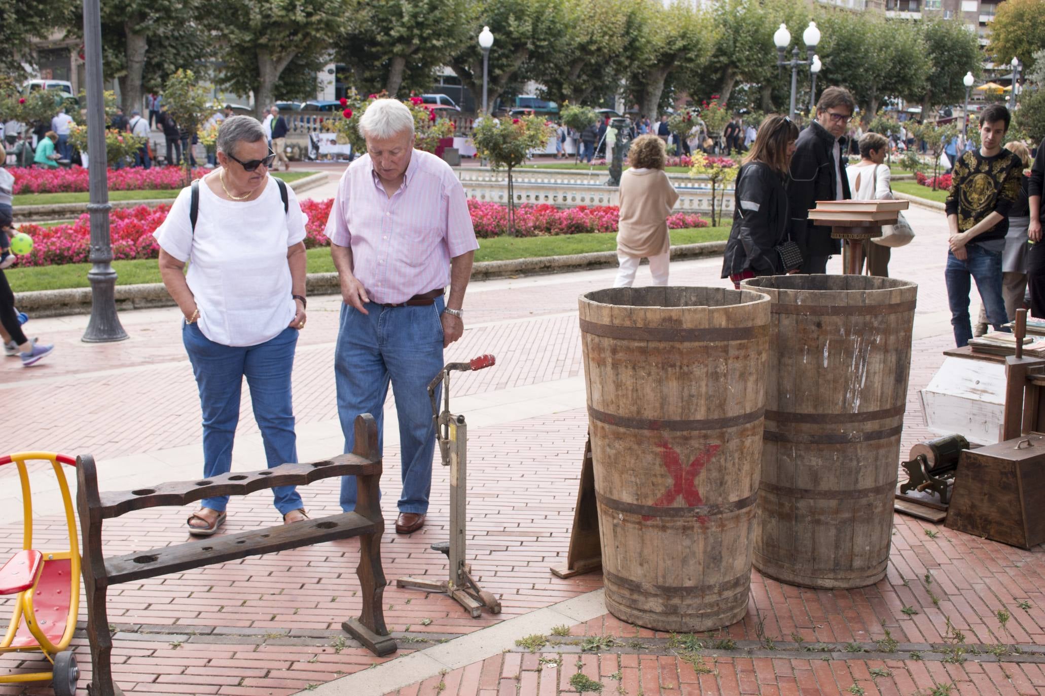 Una veintena de anticuarios ha participado en la iniciativa, que ha tenido lugar en los jardines de la Vega.