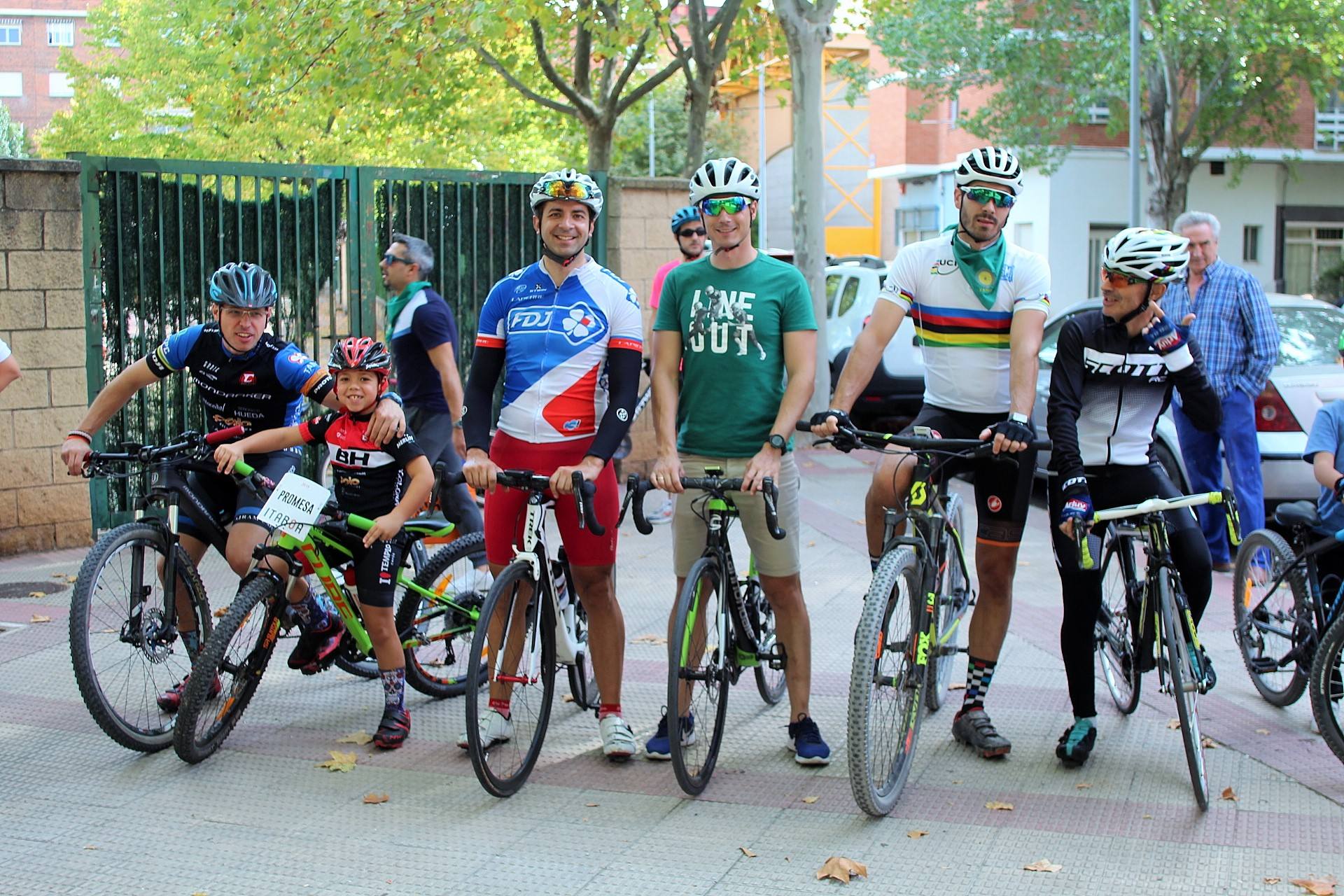 Reunió a vecinos y seguidores de la ciclista en la cita dominical de las fiestas del barrio logroñés Varea