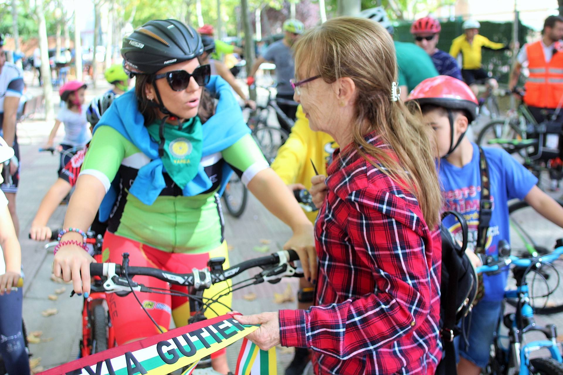 Reunió a vecinos y seguidores de la ciclista en la cita dominical de las fiestas del barrio logroñés Varea