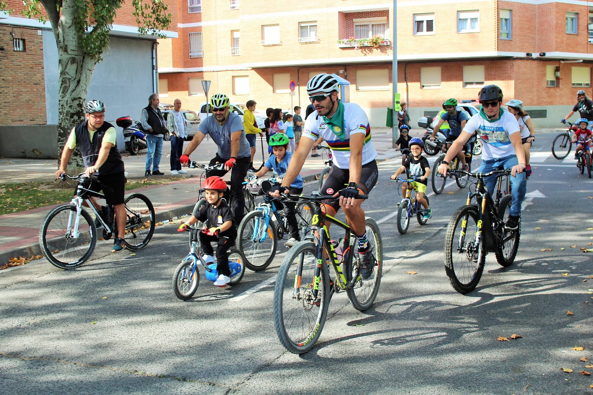 Reunió a vecinos y seguidores de la ciclista en la cita dominical de las fiestas del barrio logroñés Varea