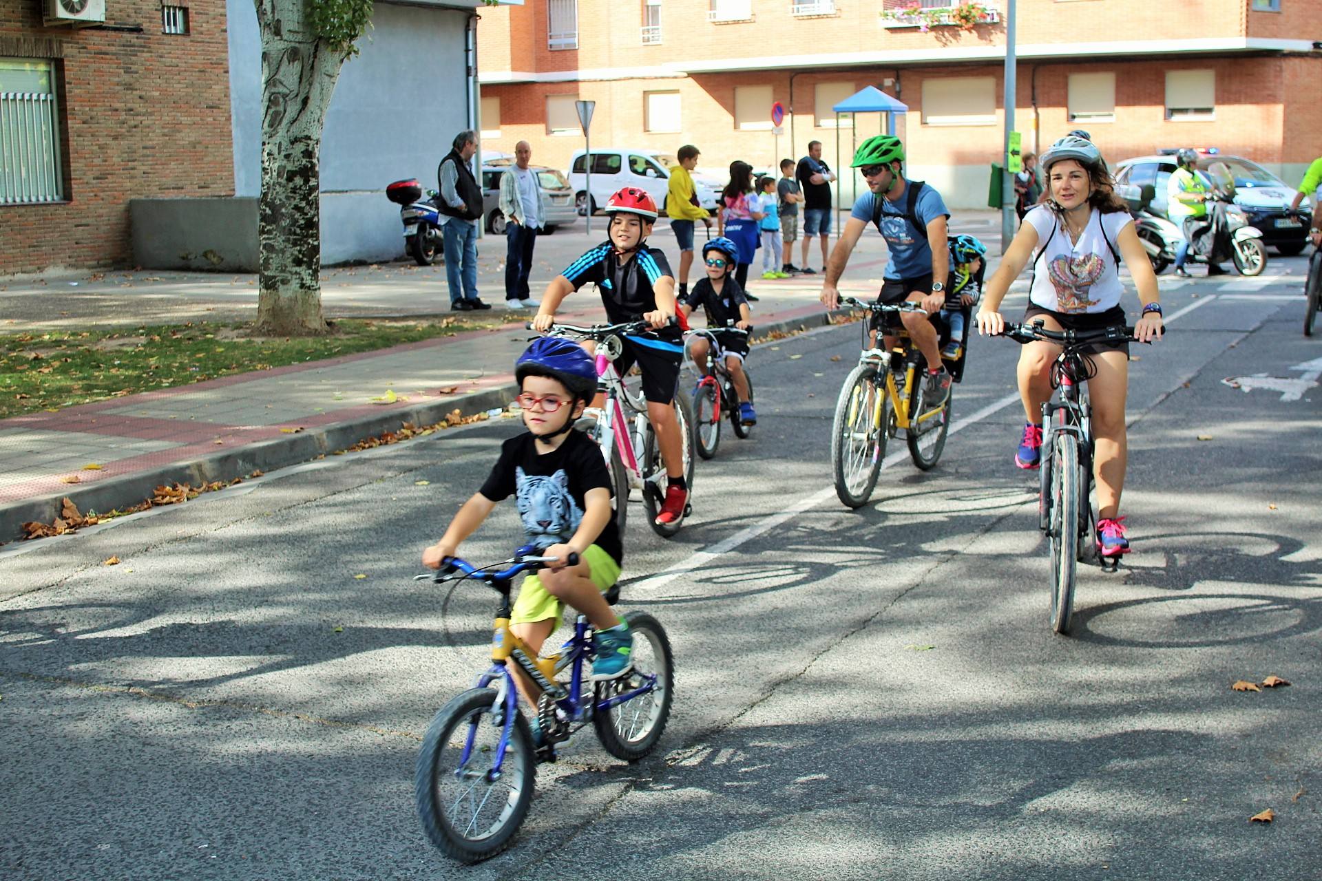 Reunió a vecinos y seguidores de la ciclista en la cita dominical de las fiestas del barrio logroñés Varea