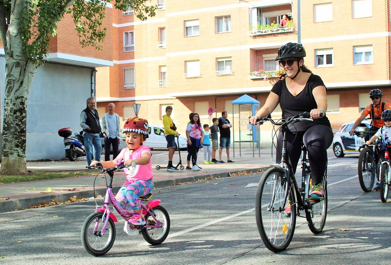 Reunió a vecinos y seguidores de la ciclista en la cita dominical de las fiestas del barrio logroñés Varea