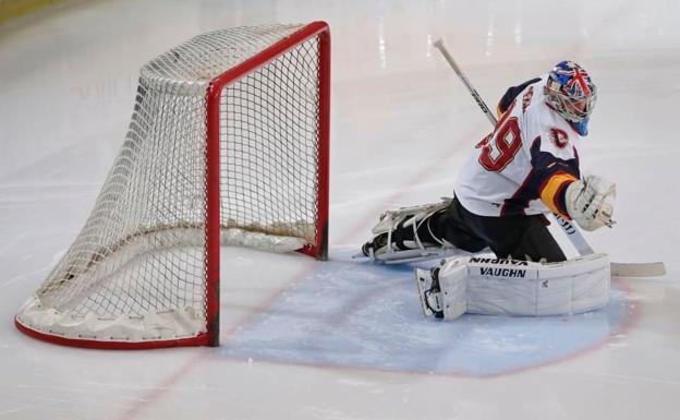 Petr Cech para un disparo en el partido entre Guildford Phoenix y Swindon Wildcats