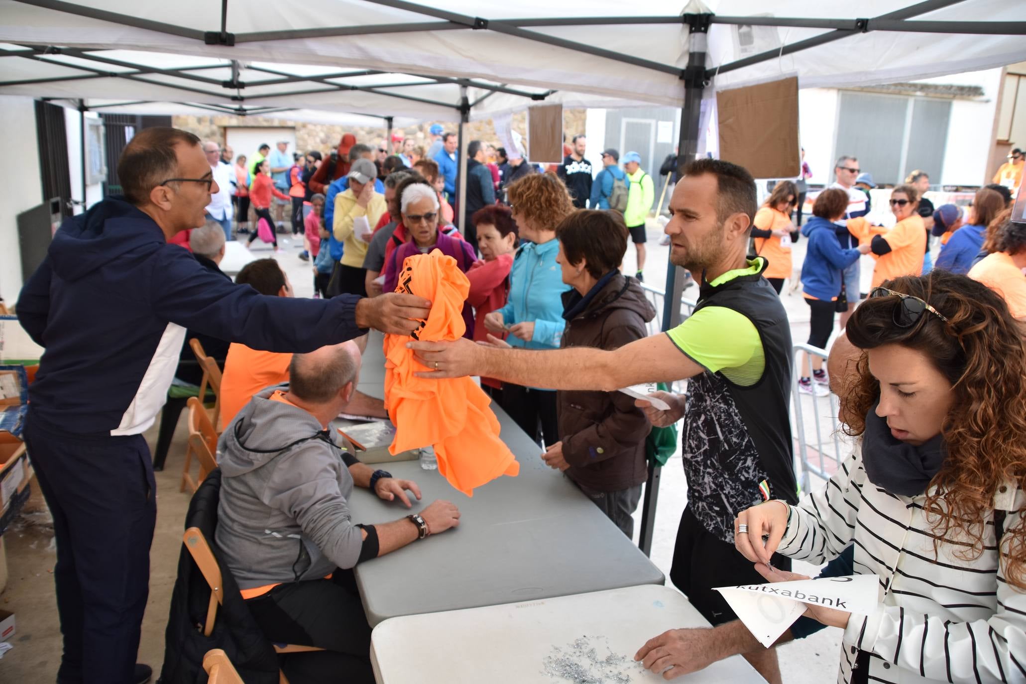 En total 821 hubo participantes entre las tres de los cuales la mayor parte, 658 personas, participaron en la marcha de 11.5 kilómetros por un circuito rural