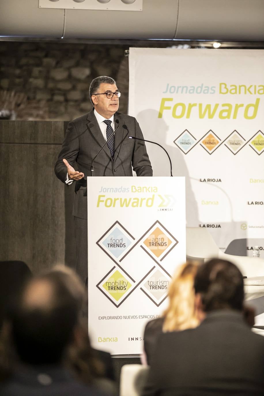 El CEO de la consultora de estrategia corporativa Innsai, Jesús Navarro, ha explicado en Logroño las tendencias innovadoras de futuro en la agricultura, dentro de la Jornada Bankia Forward que ha organizado Diario LA RIOJA en Bodegas Franco-Españolas.