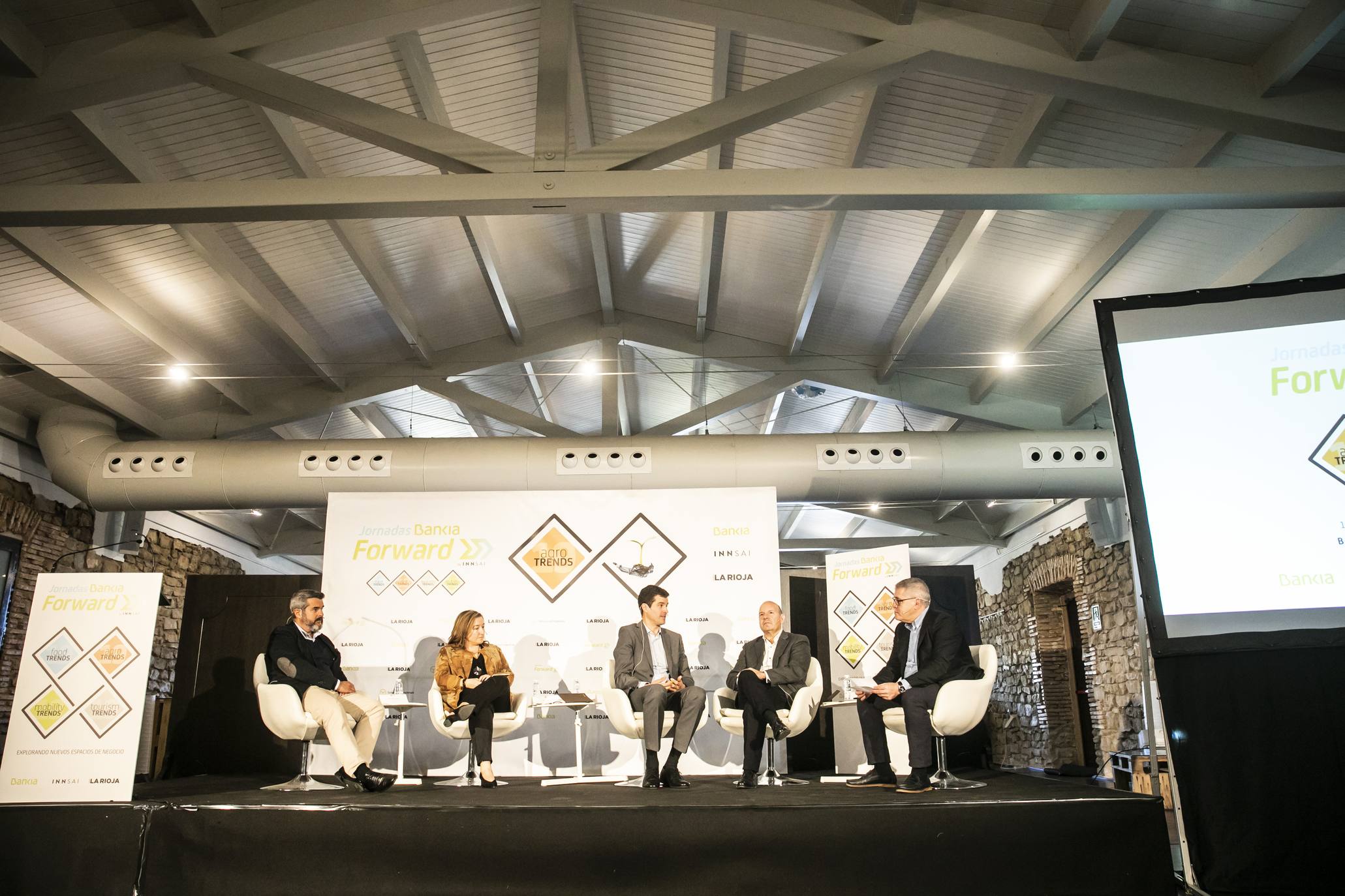 El CEO de la consultora de estrategia corporativa Innsai, Jesús Navarro, ha explicado en Logroño las tendencias innovadoras de futuro en la agricultura, dentro de la Jornada Bankia Forward que ha organizado Diario LA RIOJA en Bodegas Franco-Españolas.