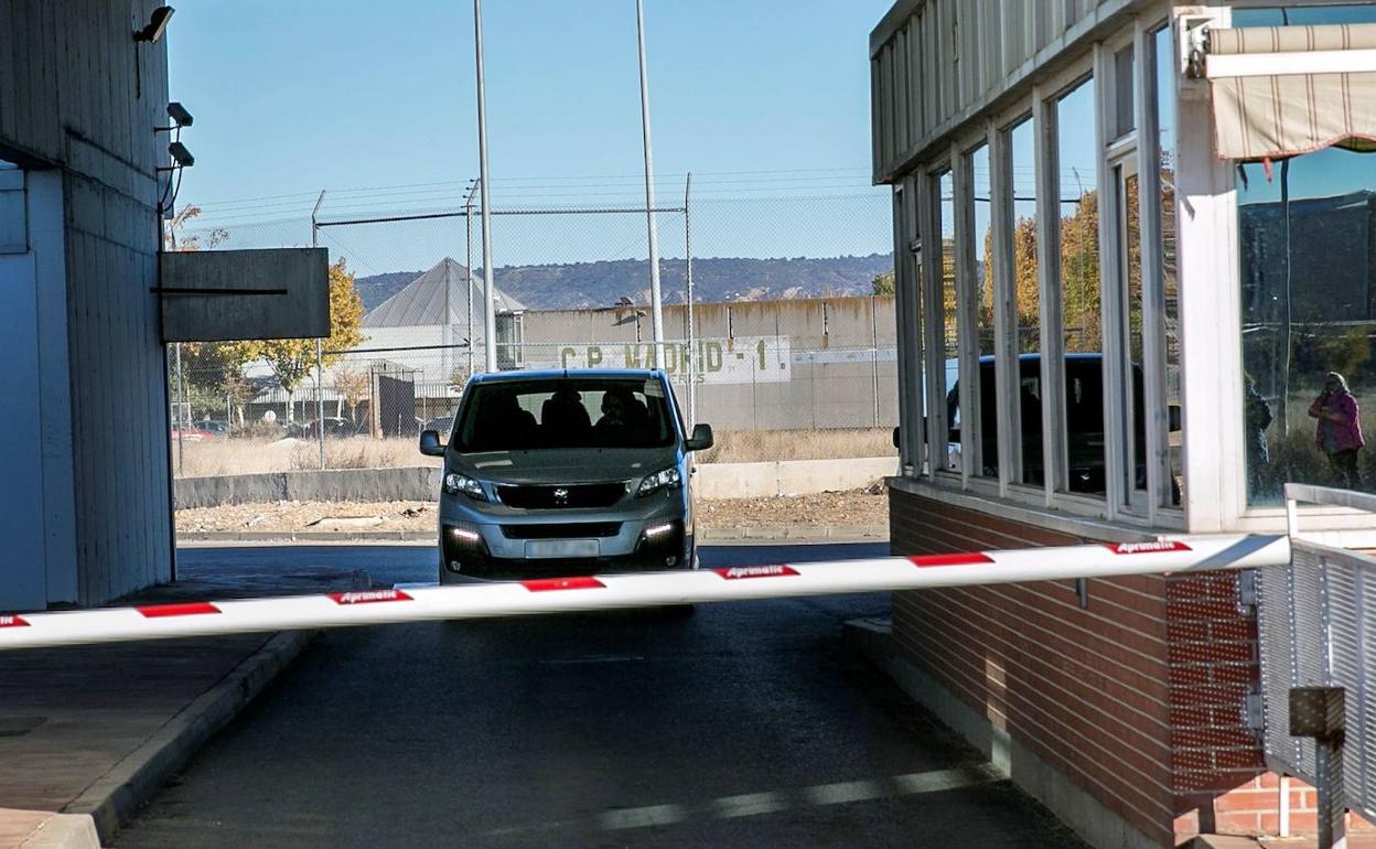 Acceso a la prisión de Alcalá-Meco. 