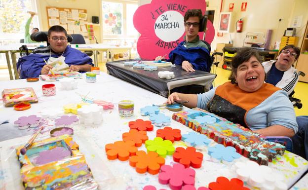 Las flores que se entregan a los marchosos al término del evento son elaboradas por miembros del colectivo de parálisis cerebral en la sede de Aspace-Rioja