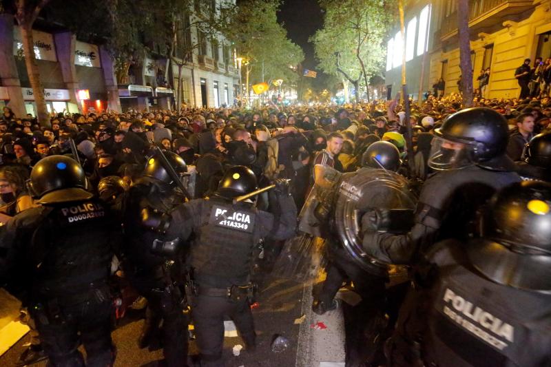 Barricadas de fuego, gritos en favor de la independencia y múltiples objetos en las calles de Barcelona