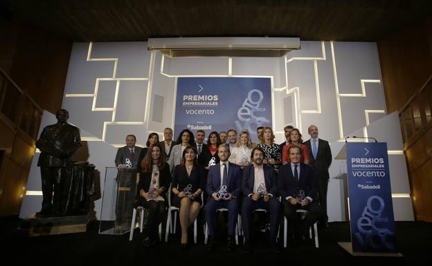 Foto de familia de los premiados. 