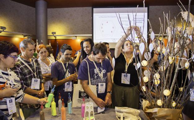 Voluntarios de EAPN en una reunión para fomentar el cambio de vida de las personas en situación de pobreza