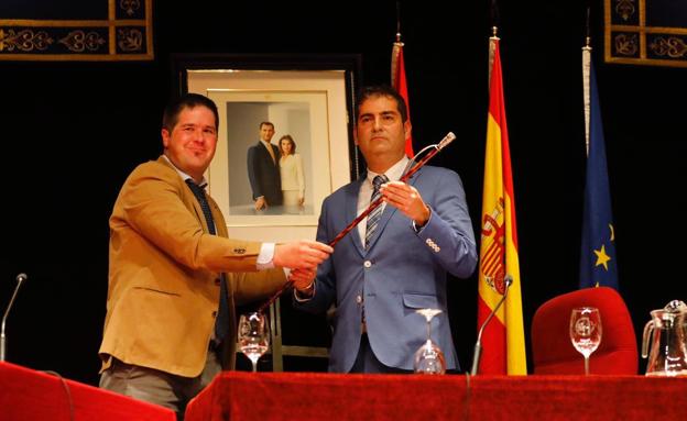 El socialista Javier Ruiz (izquierda) cede la vara de mando a David Mena (derecha), este miércoles en Santo Domingo.