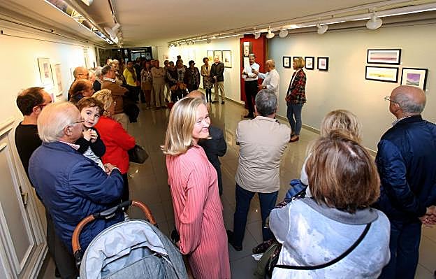 Santiago Urizarna presentando su obra ante el público en la Galería Aguado
