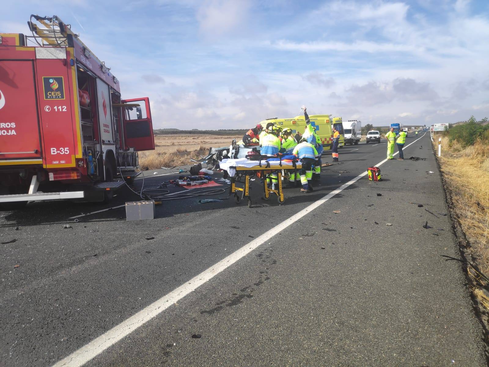 Los servicios de emergencia atienden a las víctimas en el lugar de los hechos