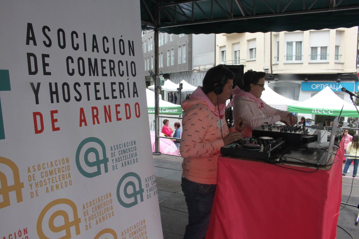 Arnedo se ha teñido de rosa en una mañana que ha reunido a público de todas las edades