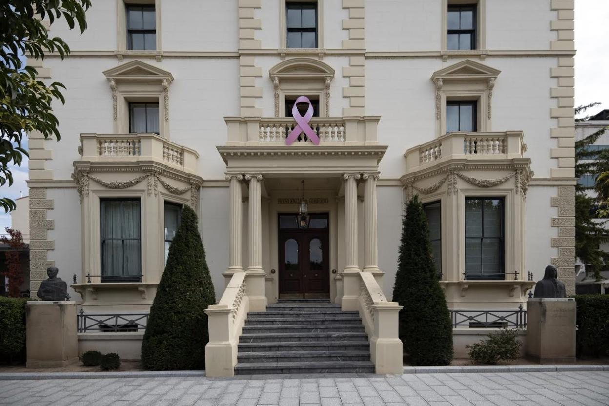 Lazo rosa en el balcón principal del Palacio de Gobierno