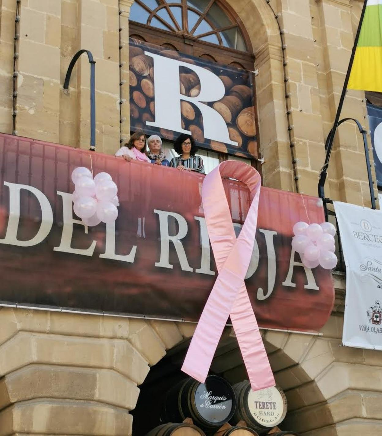 Rivado, Rosales y Carrero colocaron el lazo rosa