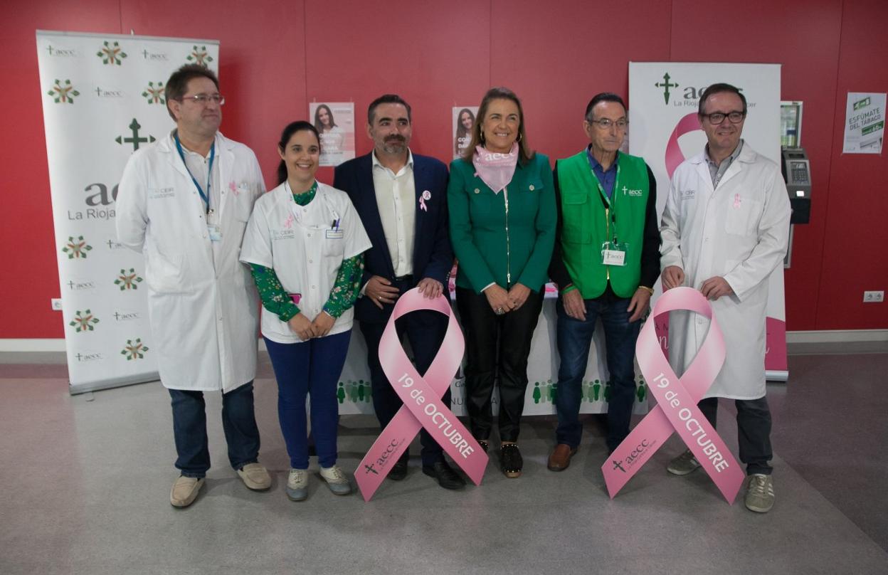Presentación del Día Mundial contra el Cáncer de Mama, ayer, en el vestíbulo del hospital San Pedro de Logroño