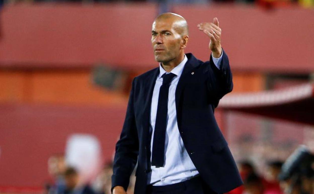 Zinedine ZIdane, dando instrucciones durante el encuentro.