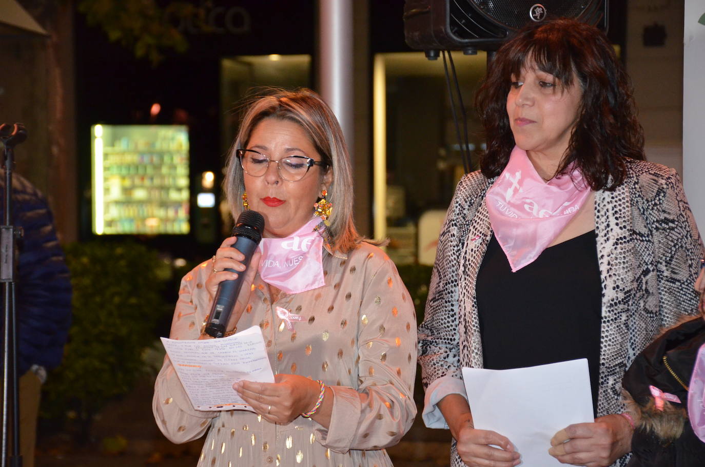 El municipio se tiñó ayer de rosa en apoyo a las mujeres, especialmente a las riojanas, que cada día luchan contra el cáncer de mama