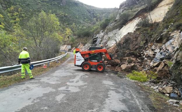 Limpieza de la vía, este domingo, en la LR-113