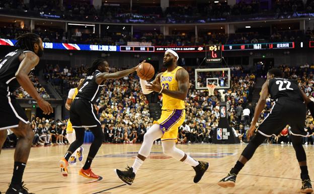 LeBron James, de Los Angeles Lakers, durante el partido ante Brooklyn Nets en el Mercedes Benz Arena en Shanghai