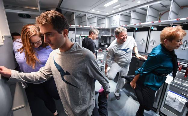 Pasajeros voluntarios haciendo ejercicios en el vuelo entre Nueva York y Sidney. 