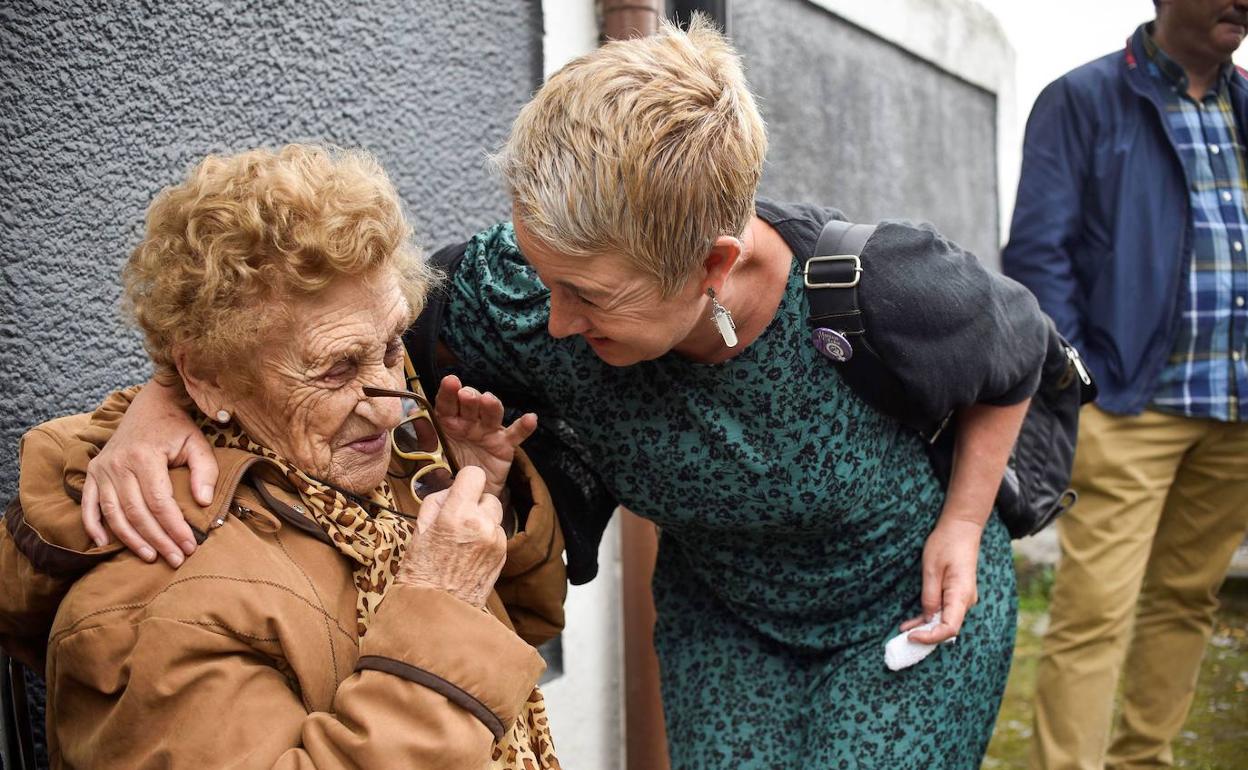 Vitori, emocionada al recuperar su vivienda.