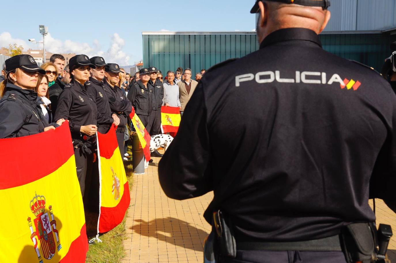 Concentración de apoyo en señal de apoyo a sus compañeros destinados en Cataluña.