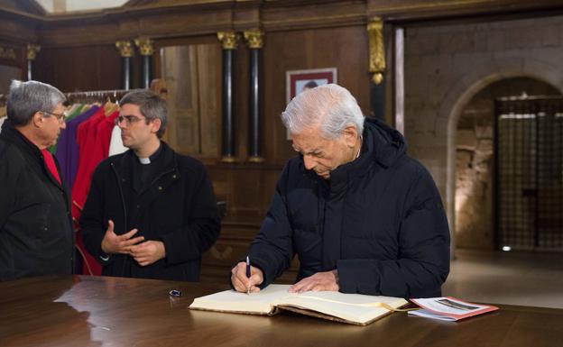 Mario Vargas Llosa en su visita a la Catedral de El Salvador