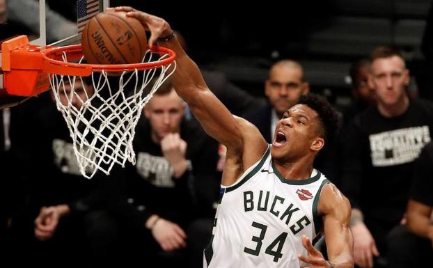 Giannis Antetokounmpo machaca el aro. 