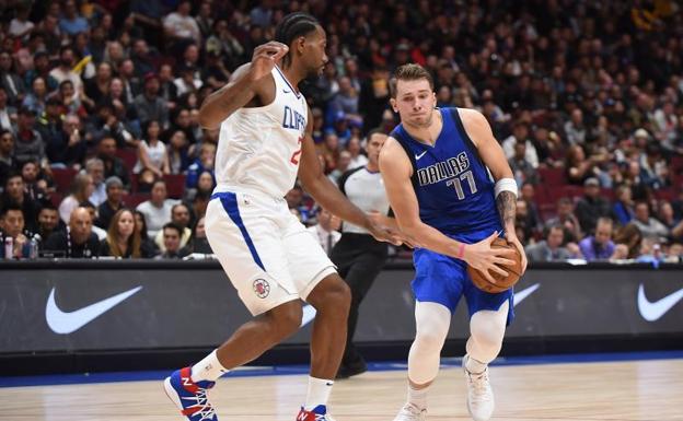 Kawhi Leonard, ante Luka Doncic en un Clippers-Mavericks de pretemporada. 