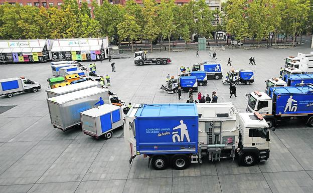 Los nuevos vehículos para los servicios de limpieza y recogida de residuos se mostraron este martes en la plaza del Ayuntamiento. 
